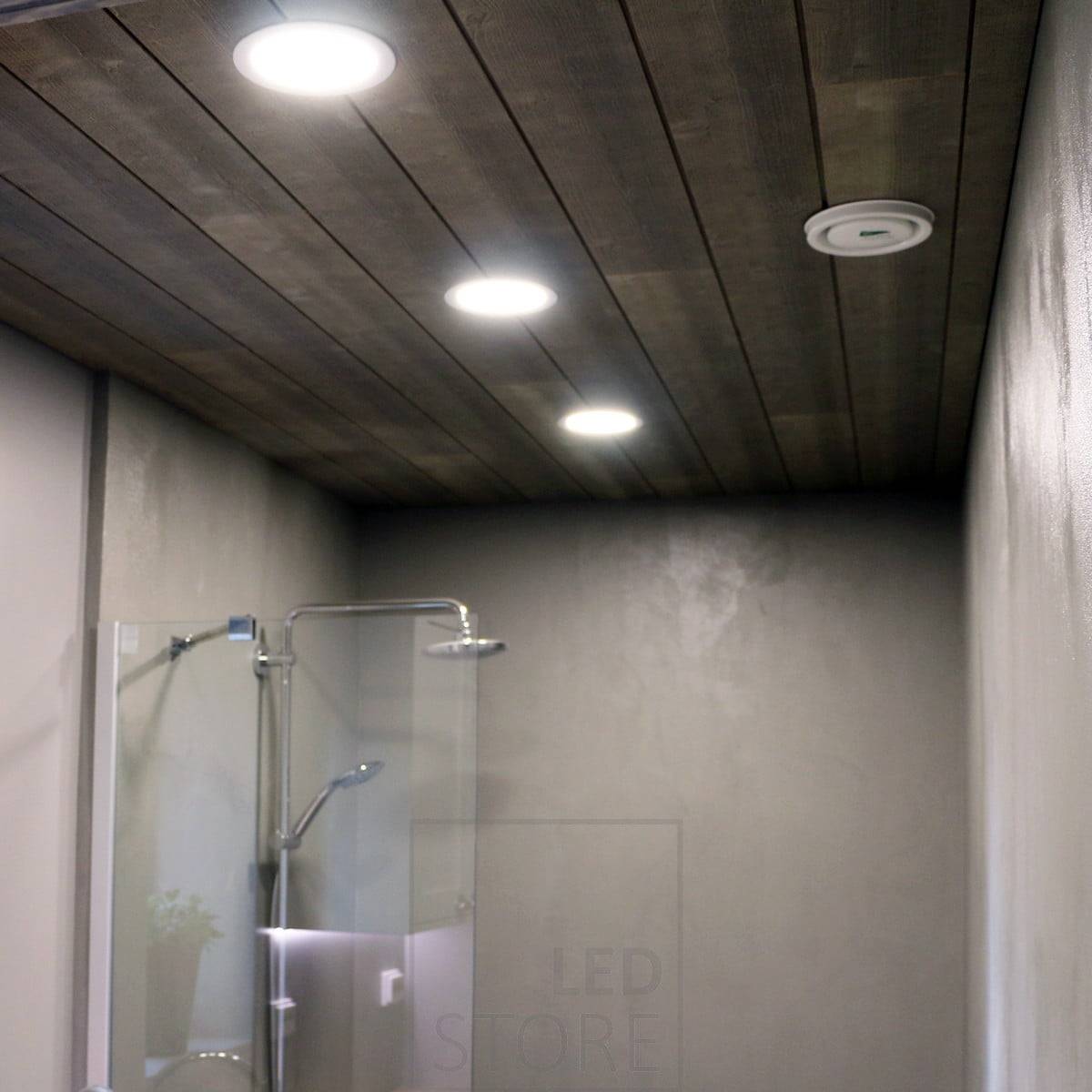 Plafonds iluminando el baño. Los plafones de leds proporcionan una luz uniforme y son ideales para la iluminación general. Ledstore.fi